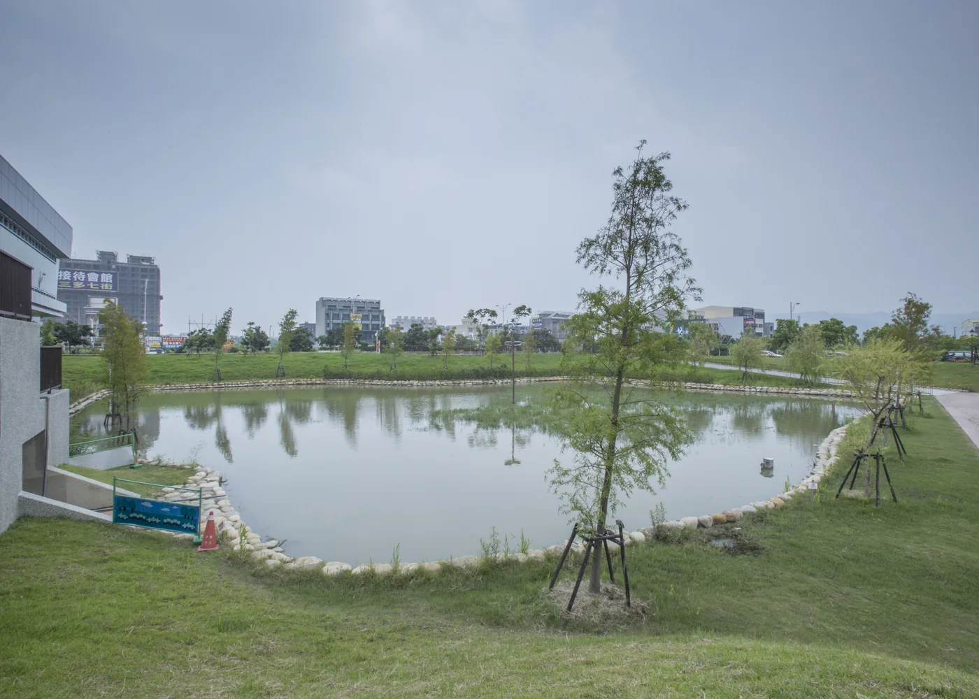圓林園滯洪池水面與草坡