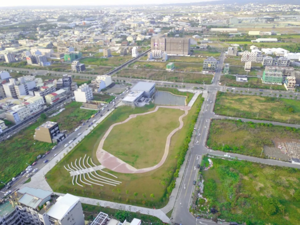 空拍視角下的圓林園，滯洪池、草坡、步道與城市道路形成清楚的水線輪廓。