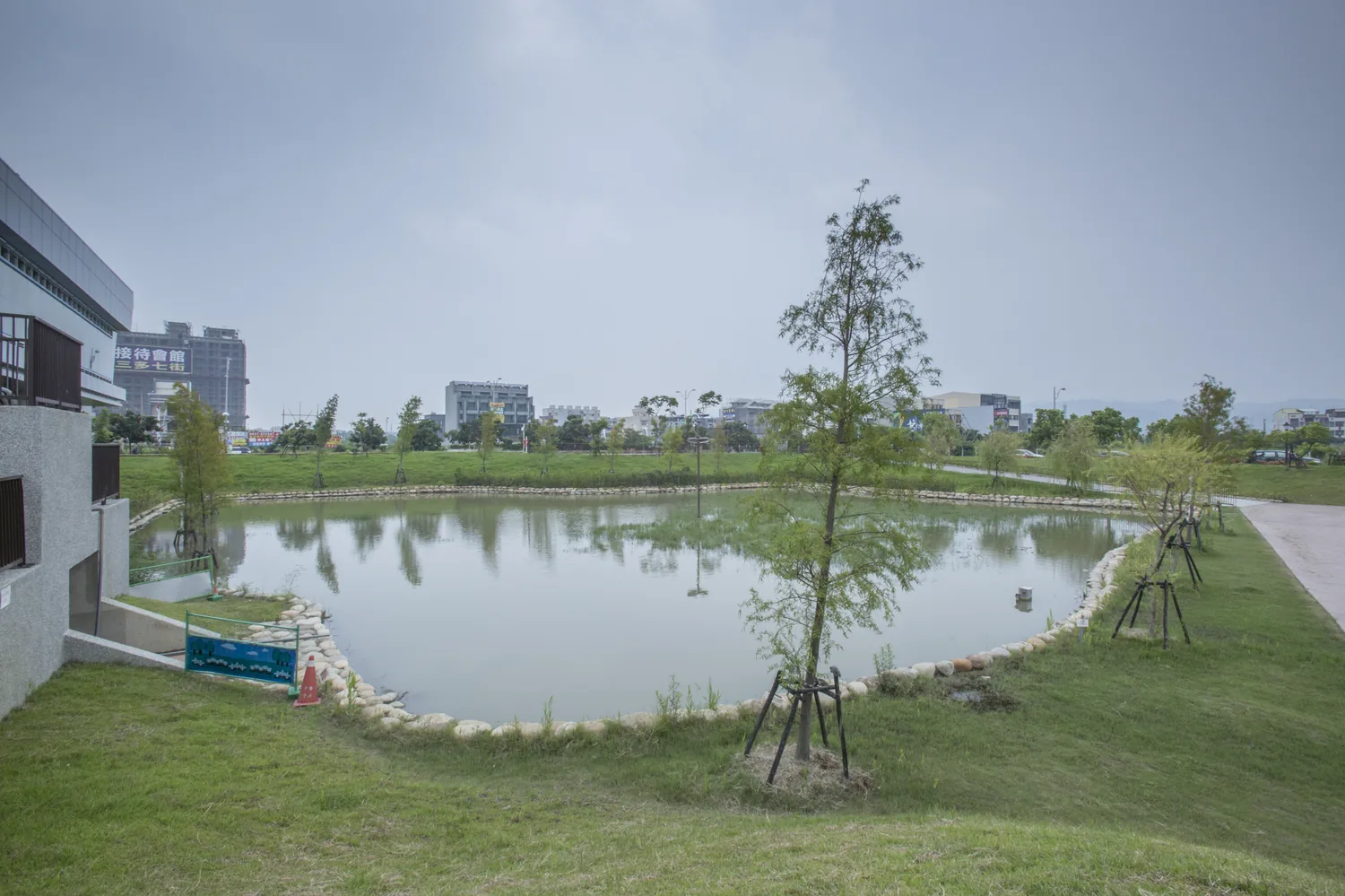 大片草坡圍著蓄洪水面，展現圓林園「防災設施也是城市客廳」的性格。